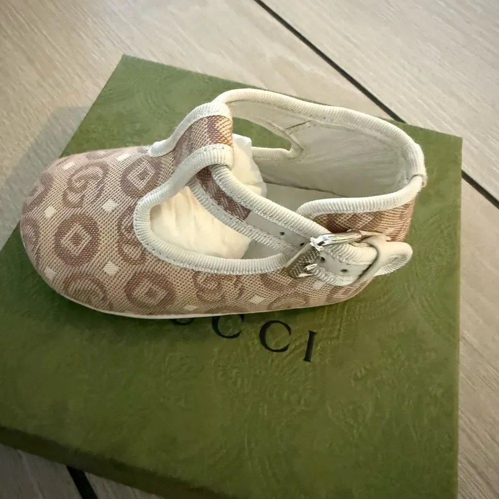 Brand new with box Gucci Baby Walker Shoe in Beige and Cream